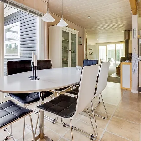 Three-bedroom Holiday In * Hals